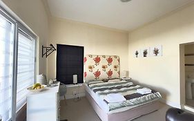 Private Park Island Room With Own Bathroom At Lake